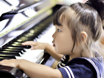 女の子がピアノを弾いてる