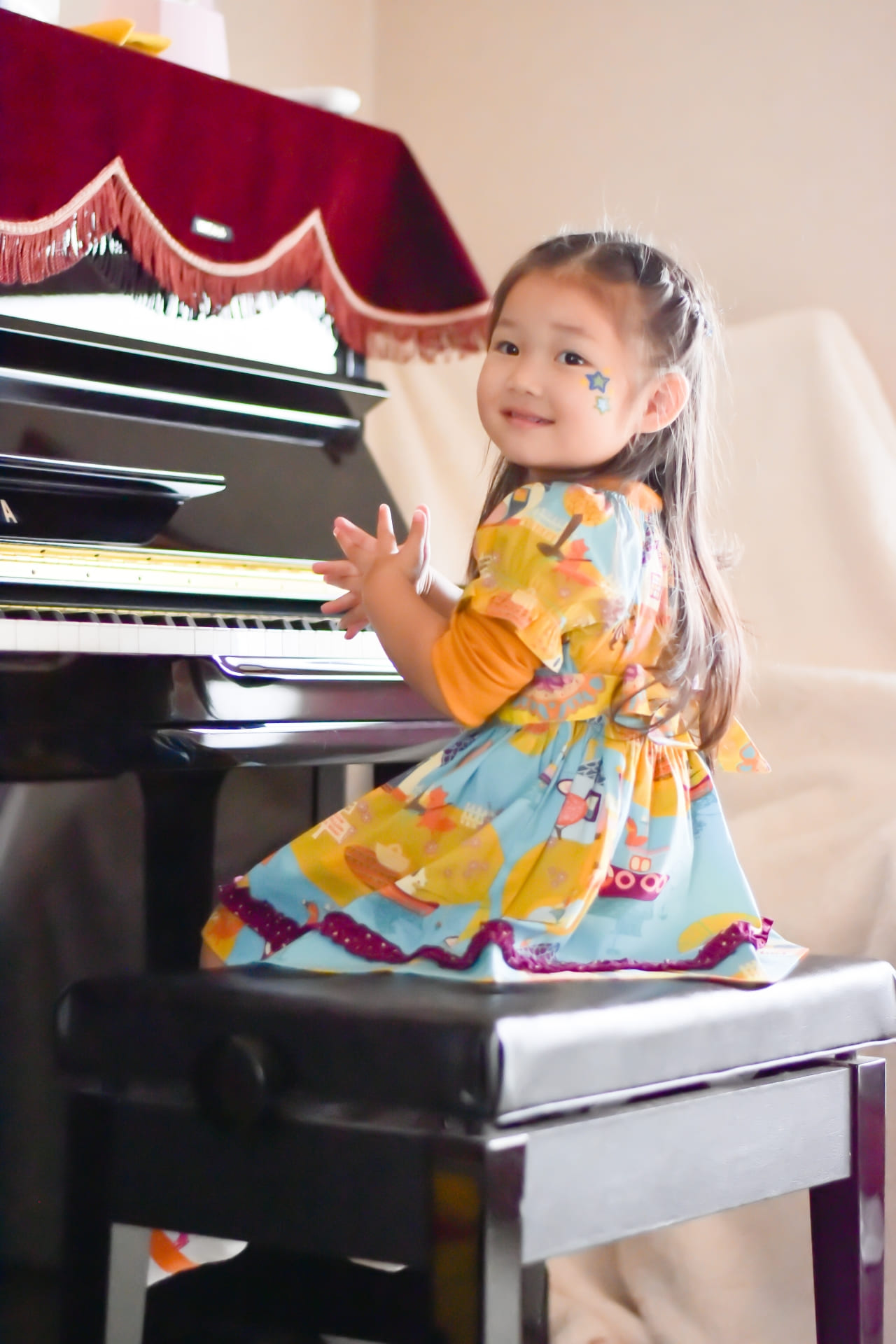 ピアノを弾いている女の子