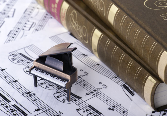 本と楽譜と小さなピアノ