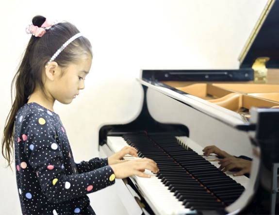 ピアノを弾いている女の子の横顔